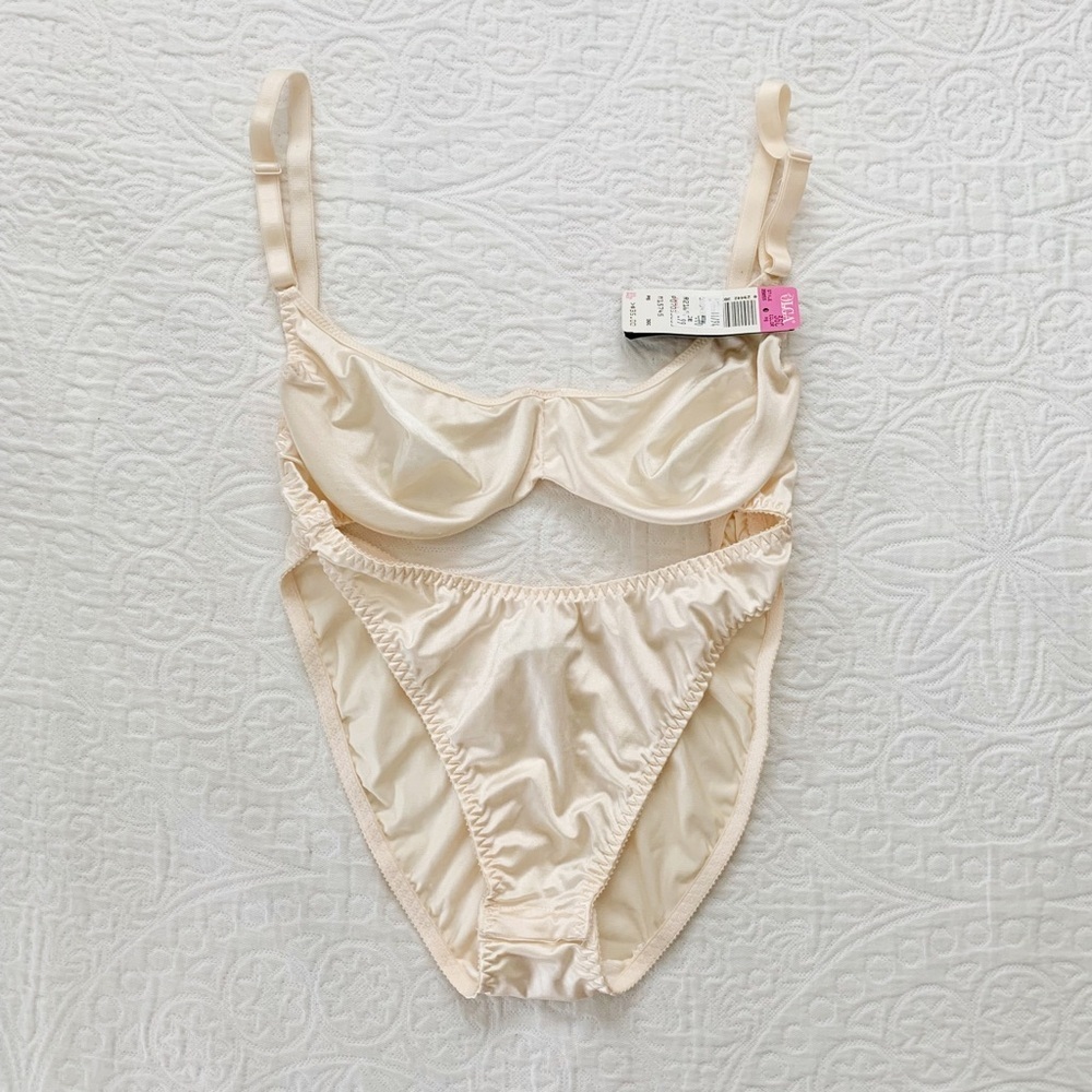 RARE🔥‎ Vintage Olga Teddy Lingerie Bodysuit, Glossy Cream